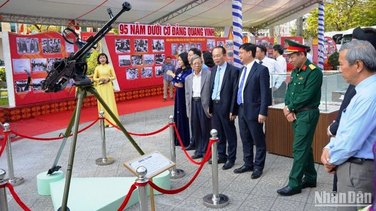 Các đại biểu cùng đông đảo cán bộ đảng viên tham quan không gian trưng bày. Các đại biểu cùng đông đảo cán bộ đảng viên tham quan không gian trưng bày.