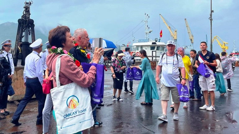 Trong đó, có hơn 1.400 khách đã rời cảng, tham quan danh lam thắng cảnh, các địa điểm du lịch tại địa phương.