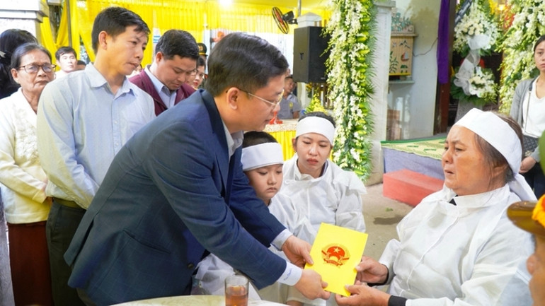 Lãnh đạo tỉnh và các ban, ngành thăm hỏi, hỗ trợ bước đầu cho thân nhân gia đình đồng chí Trần Duy Hùng.