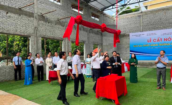 Phó Thủ tướng cùng lãnh đạo các bộ, ban, ngành và tỉnh Thừa Thiên Huế thực hiện nghi thức cất nóc Nhà đa chức năng tại Trường tiểu học Vỹ Dạ (thành phố Huế).