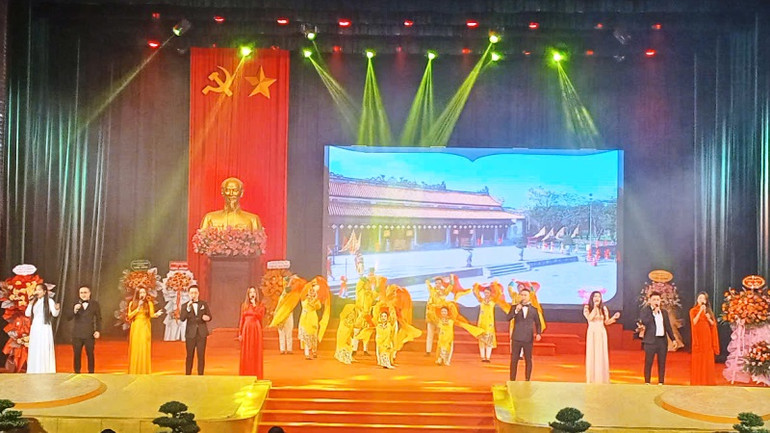 Chương trình văn nghệ chào mừng sự kiện ra mắt hai tập sách. Chương trình văn nghệ chào mừng sự kiện ra mắt hai tập sách.