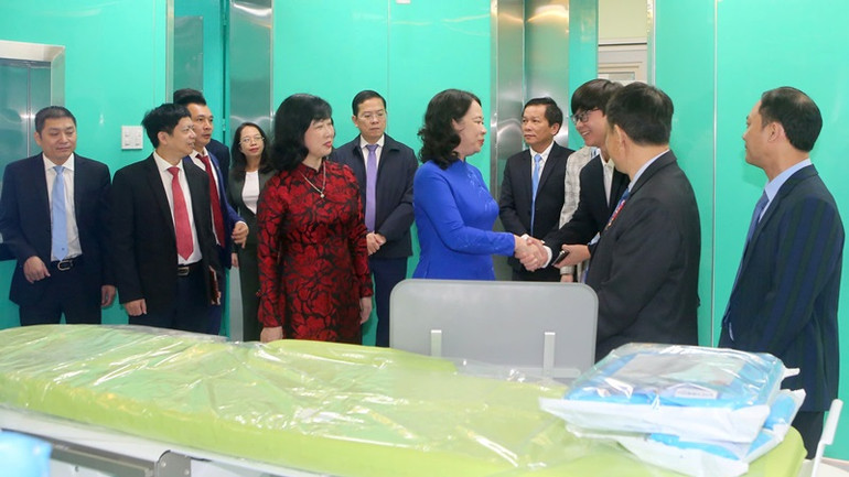 Phó Chủ tịch nước Võ Thị Ánh Xuân và Bộ trưởng Đào Hồng Lan đến thăm Hệ thống máy chụp mạch số hóa xóa nền DSA tại Trung tâm Tim mạch - Bệnh viện Trung ương Huế.