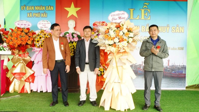Lãnh đạo Sở Nông nghiệp và Phát triển nông thôn thành phố tặng hoa chúc mừng ngư dân tham gia chuyến biển đầu năm.