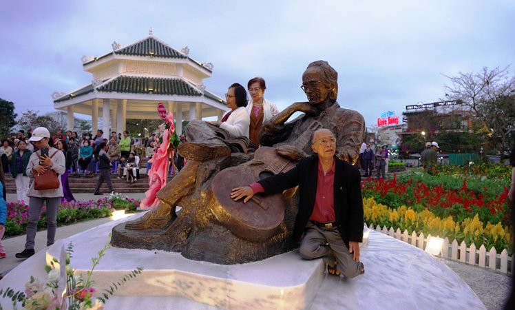 Tượng có chất liệu bằng đồng, chiều cao 1,7m, chiều rộng 1,6m, chiều dài 2,3m, trọng lượng 500 kg.