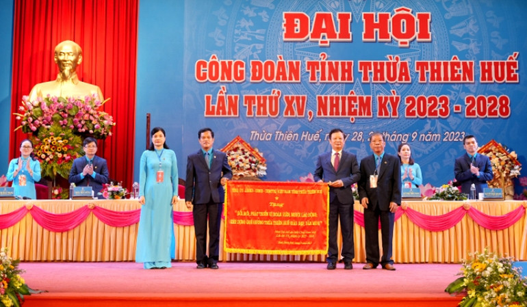 Thay mặt lãnh đạo tỉnh, đồng chí Bí thư Tỉnh ủy Lê Trường Lưu tặng Đại hội bức trướng.