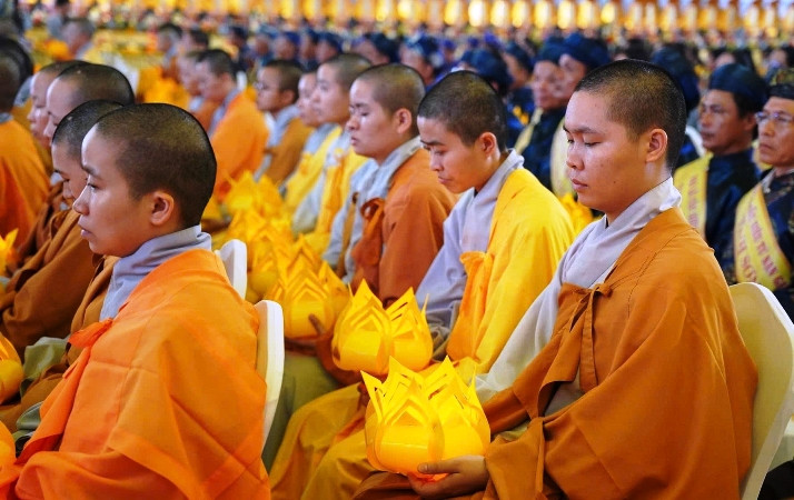 Đông đảo tăng ni, phật tử tham dự Đại lễ cầu siêu.