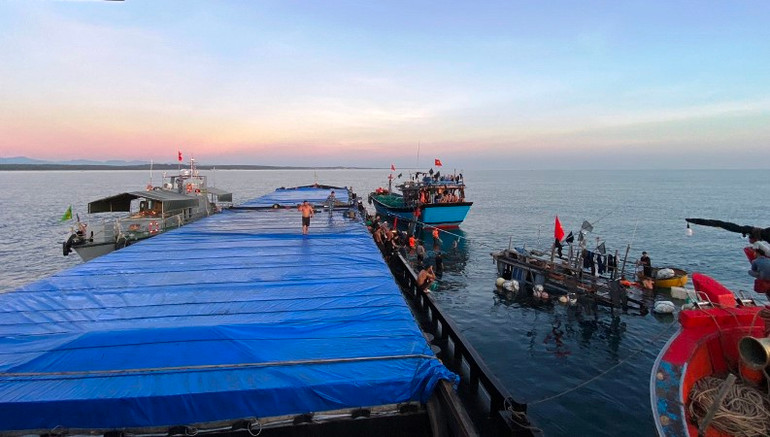 Chủ tàu đang phối hợp với lực lượng chức năng, Bộ đội Biên phòng tiến hành trục vớt tàu cá bị chìm. Chủ tàu đang phối hợp với lực lượng chức năng, Bộ đội Biên phòng tiến hành trục vớt tàu cá bị chìm.