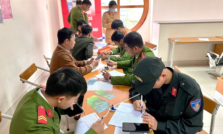 Đông đảo các cán bộ, chiến sĩ là đoàn viên thanh niên Công an TP Huế đăng ký tham gia ngày hội.