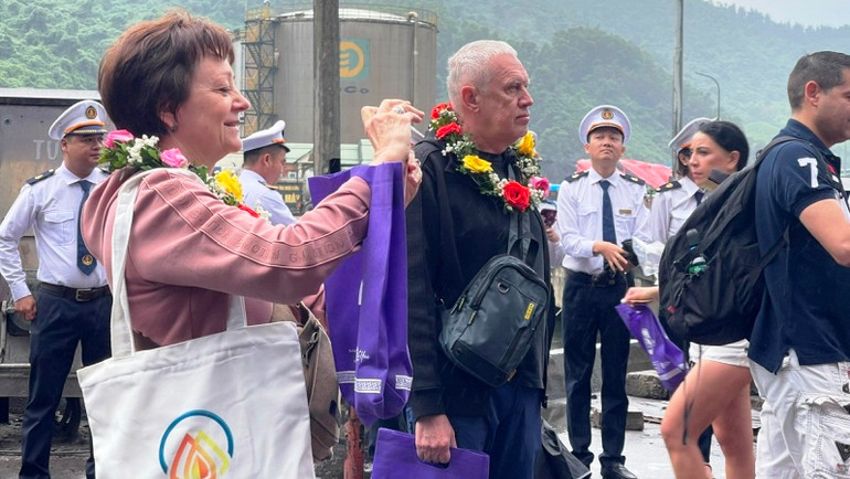 Tại Thừa Thiên Huế, du lịch tàu biển quốc tế đã bắt đầu phục hồi mạnh mẽ trở lại với việc nhiều công ty du lịch đăng ký đưa khách cập cảng Chân Mây.