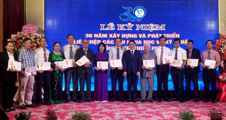 Trao Kỷ niệm chương của Liên hiệp các Hội Khoa học và Kỹ thuật Việt Nam tặng các cá nhân nhiều đóng góp trong sự nghiệp phát triển của Liên hiệp hội.