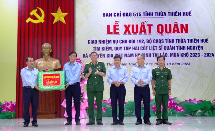 Thay mặt Bộ Chỉ huy Quân sự tỉnh, Đại tá Hoàng Văn Nhân, Phó Bí thư Đảng ủy, Chính ủy Bộ Chỉ huy Quân sự tỉnh tặng quà Đội 192.