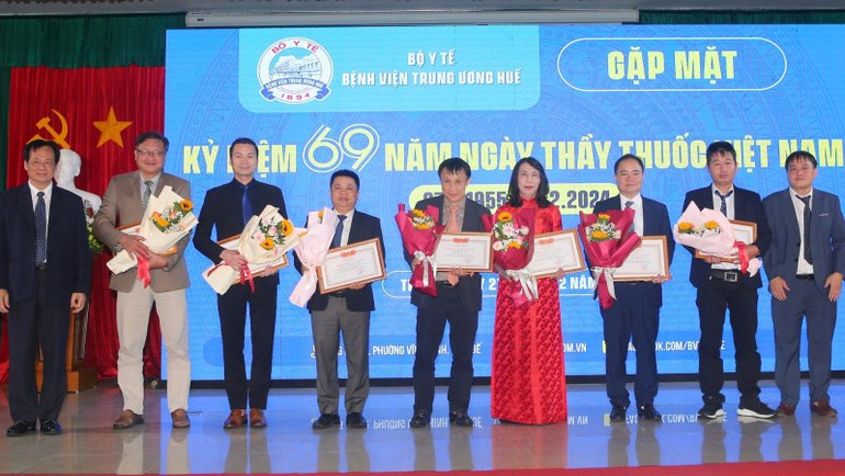 Trao danh hiệu “Chiến sĩ thi đua cấp Bộ” của Bộ Y tế cho 7 cá nhân.