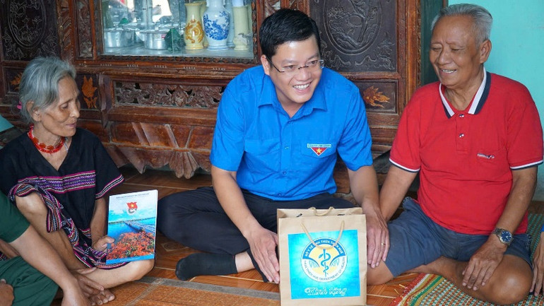 Tặng quà động viên cho các gia đình chính sách, có công với cách mạng, thương bệnh binh, cựu thanh niên xung phong khó khăn.