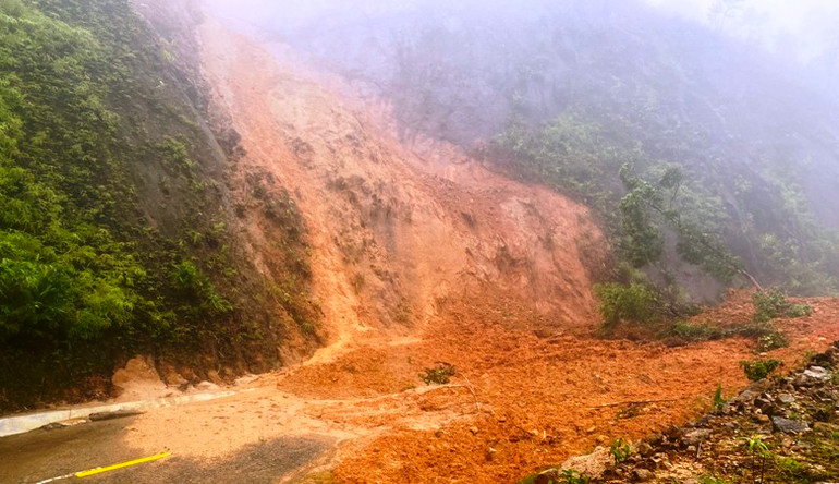 Tuyến đường Hồ Chí Minh nối huyện A Lưới (Thừa Thiên Huế) với Tây Giang (tỉnh Quảng Nam) bị chia cắt do sạt lở đất.