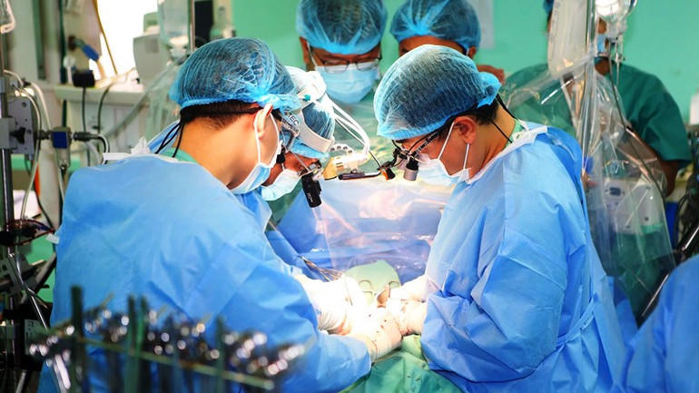 Các bác sĩ tiến hành ca phẫu thuật ghép tim tại Bệnh viện Trung ương Huế. (ảnh: Th. Hiển)