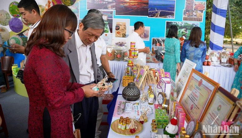 Các sản phẩm tiểu thủ công nghiệp và sản phẩm OCOP cũng được giới thiệu đến công chúng. Các sản phẩm tiểu thủ công nghiệp và sản phẩm OCOP cũng được giới thiệu đến công chúng.