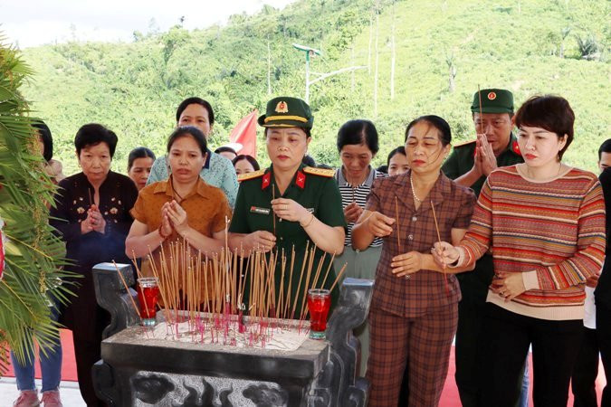 Các thân nhân gia đình Liệt sĩ dâng hương, dâng hoa tưởng niệm các anh hùng liệt sĩ. Các thân nhân gia đình Liệt sĩ dâng hương, dâng hoa tưởng niệm các anh hùng liệt sĩ.