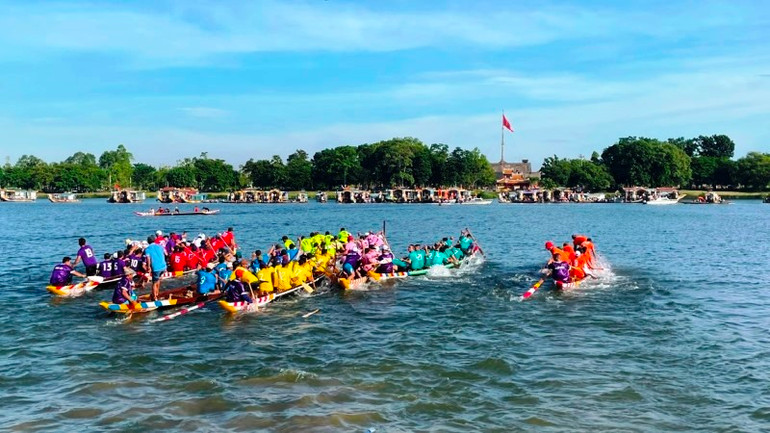 Các đội tăng tốc, tranh đua quyết liệt và sôi nổi.