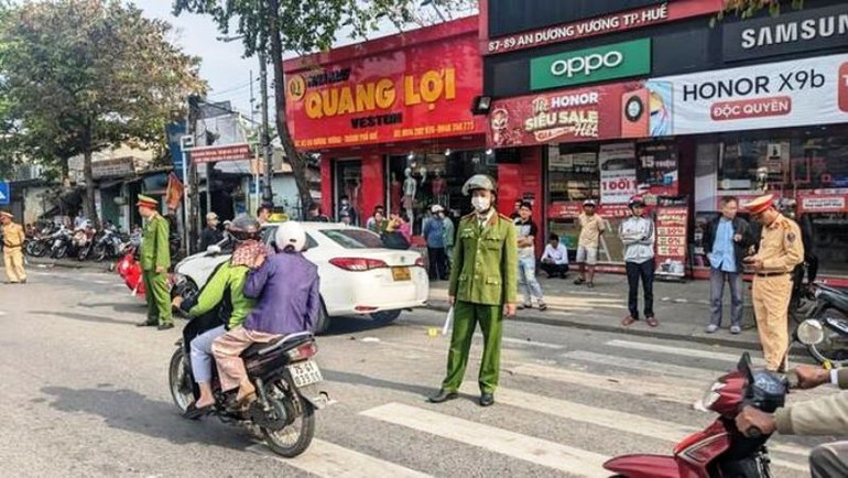 Lực lượng Cảnh sát giao thông có mặt để bảo vệ hiện trường, phân luồng, điều tiết giao thông. Ảnh: CTV