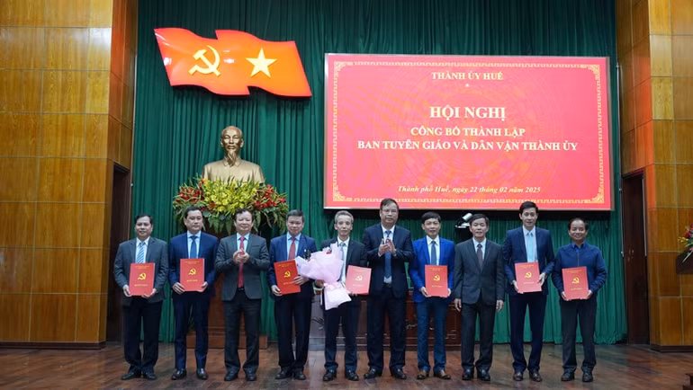Công bố quyết định hợp nhất Ban Tuyên giáo và Dân vận Thành ủy và công tác nhân sự tại Ban này.
