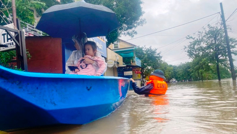 Trong ngày 15/11, công an các đơn vị, địa phương trên địa bàn cũng đã kịp thời đưa nhiều sản phụ, người già, trẻ em, người mắc bệnh hiểm nghèo… lên bệnh viện để cứu chữa kịp thời.