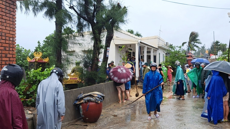 Xã Phú Diên đã huy động lực lượng, vật tư, khắc phục nhanh điểm sạt lở.