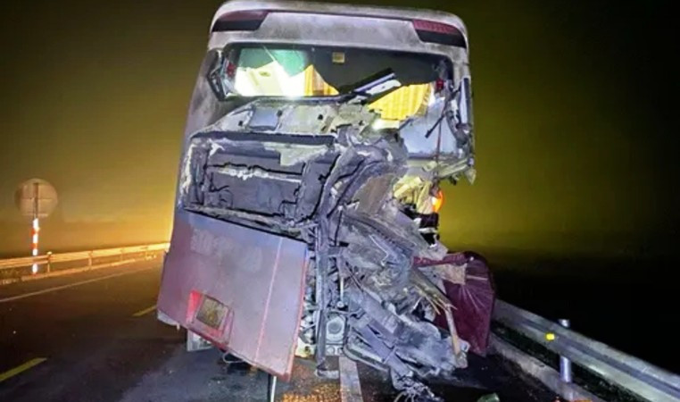 Xe ô-tô khách bị hỏng nặng phần đuôi và hông bên phải sau tai nạn.