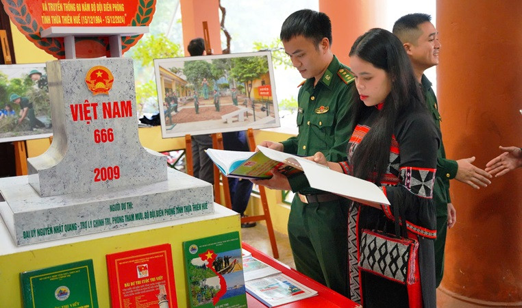 Lãnh đạo các ban, ngành và Bộ đội Biên phòng tham quan gian trưng bày triển lãm các tác phẩm xuất sắc tham 2 cuộc thi.