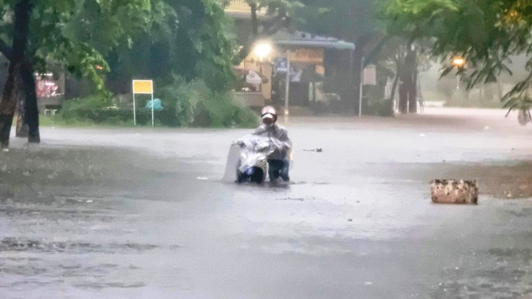 Từ chiều tối và đêm 26-28/11, do ảnh hưởng của đợt không khí lạnh có cường độ trung bình đến mạnh nên tỉnh tiếp tục có mưa, rải rác mưa vừa, mưa to, có nơi mưa rất to.