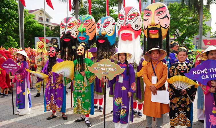 Nghệ thuật mặt nạ Tuồng của Đoàn nghệ thuật truyền thống Huế tham gia tại lễ hội.