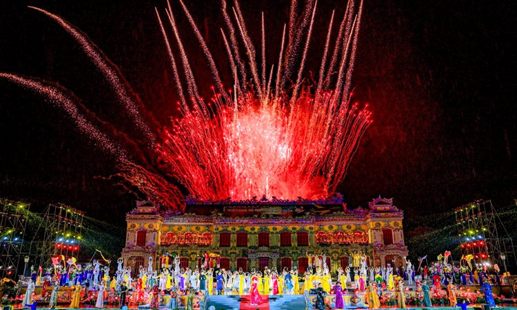 Chương trình nghệ thuật khai mạc Tuần lễ Festival Huế 2024 kết thúc với màn pháo hoa tầm thấp tung bay rực rỡ trên bầu trời Điện Kiến Trung - Đại nội Huế.