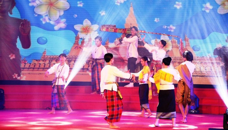 Chương trình nghệ thuật do các đội văn nghệ của các Thừa Thiên Huế, Salavan và Sekong và của 10 tỉnh Việt Nam có chung đường biên giới với Lào thực hiện.