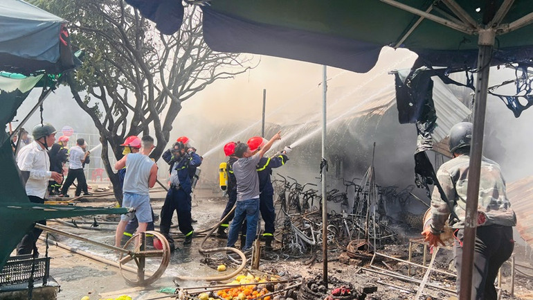 Lực lượng chức năng và người dân tích cực dập lửa.