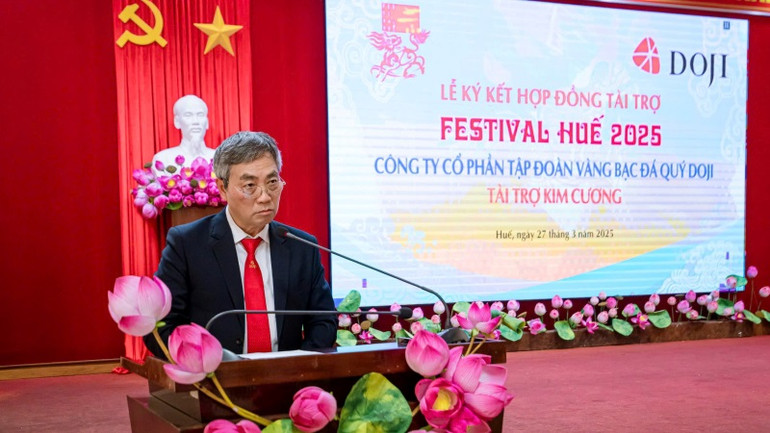 Phó Tổng Giám đốc Tập đoàn Vàng bạc Đá quý DOJI Dương Anh Tuấn phát biểu tại lễ ký kết. Phó Tổng Giám đốc Tập đoàn Vàng bạc Đá quý DOJI Dương Anh Tuấn phát biểu tại lễ ký kết.