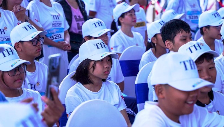 Rất đông học sinh, sinh viên, phụ huynh cùng tham gia S-Race.