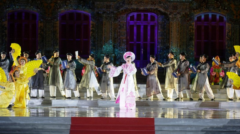 Tiết mục biểu diễn “Quan họ giao duyên”, kết hợp múa truyền thống với với Bộ sưu tập áo dài xứ Huế.