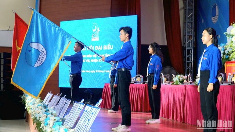 Thực hiện nghi thức chào cờ tại phiên khai mạc Đại hội.