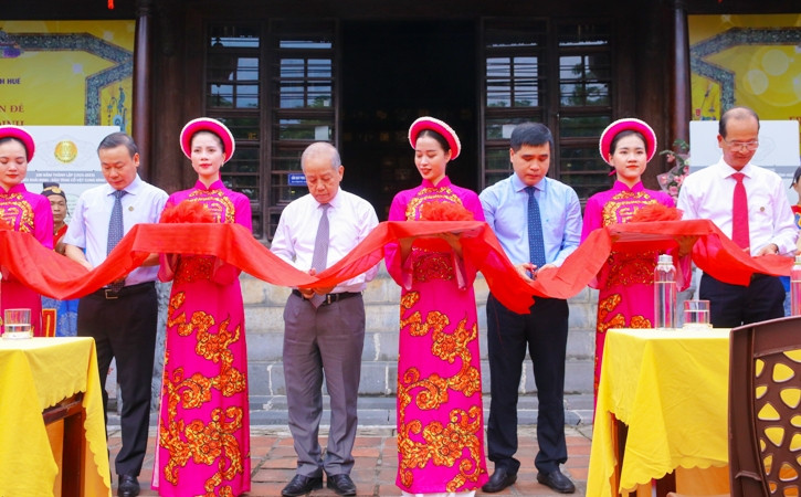 Nghi thức cắt băng khai mạc triển lãm cổ vật tại Bảo tàng Cổ vật Cung đình Huế.