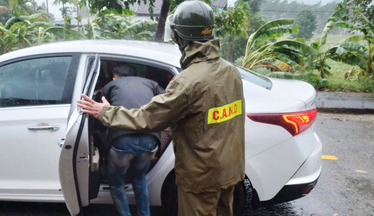 Tại xã Thượng Lộ (huyện Nam Đông), lực lượng công an xã đã có mặt kịp thời tại thôn Ria Hố để hỗ trợ di chuyển sản phụ mới sinh Trần Thị Hồng Nhung đến nơi tránh, trú an toàn.