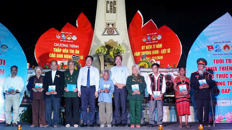 Trao các phần quà tặng các gia đình chính sách và hộ nghèo tại huyện A Lưới.