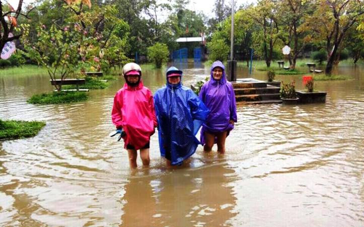 Tại huyện Phong Điền (Thừa Thiên Huế), hôm nay (13/10), do nước ngập sâu nên hơn 2.900 học sinh tại 13 trường học phải nghỉ học. Tại huyện Phong Điền (Thừa Thiên Huế), hôm nay (13/10), do nước ngập sâu nên hơn 2.900 học sinh tại 13 trường học phải nghỉ học.