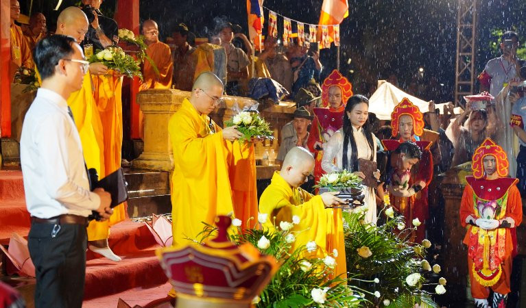 Tăng sinh thực hiện nghi thức dâng trầm cúng dường.