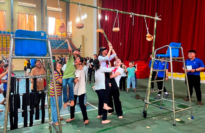 Các em thiếu nhi tham gia các trò chơi dân gian.