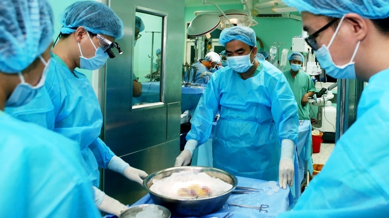 Từ năm 2018 đến nay, Bệnh viện Trung ương Huế đã thực hiện thành công 15 ca ghép tim, cùng nhiều ca ghép gan và ghép thận “xuyên Việt” trong điều kiện nhận điều phối tạng gặp rất nhiều khó khăn. (ảnh: Th. Hiển)