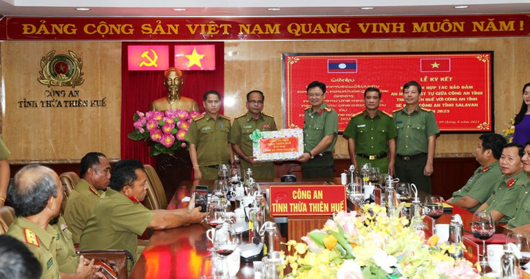 Lãnh đạo Công an tỉnh Thừa Thiên Huế trao quà tặng công an 2 tỉnh bạn. Lãnh đạo Công an tỉnh Thừa Thiên Huế trao quà tặng công an 2 tỉnh bạn.