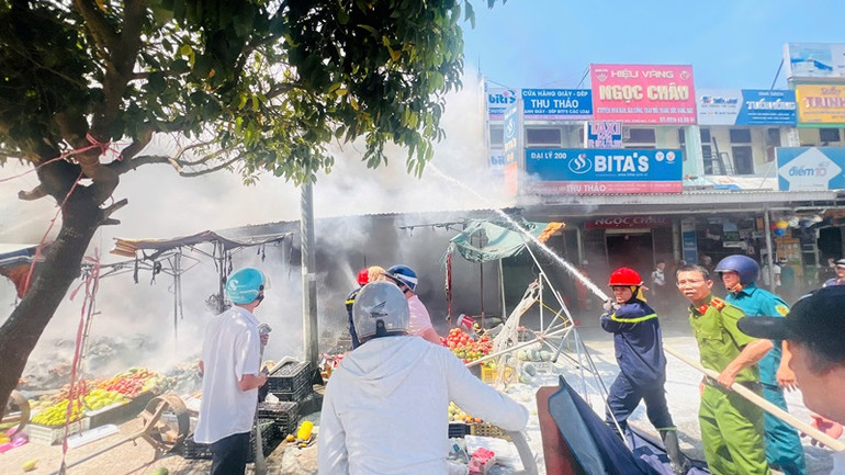 Tại hiện trường, đám cháy bùng phát dữ dội tại các ki-ốt bán hoa quả gần Quốc lộ 1A.