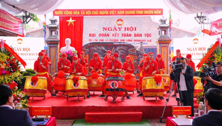 Trống hội, múa rồng mở đầu cho Ngày hội Đại đoàn kết toàn dân.