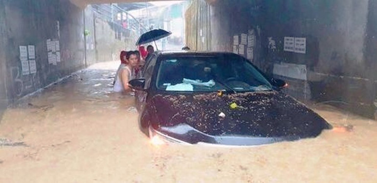 Nhiều phương tiện ô-tô ở các khu đô thị mới tại các phường Xuân Phú, An Đông (thành phố Huế) bị ngập nặng.