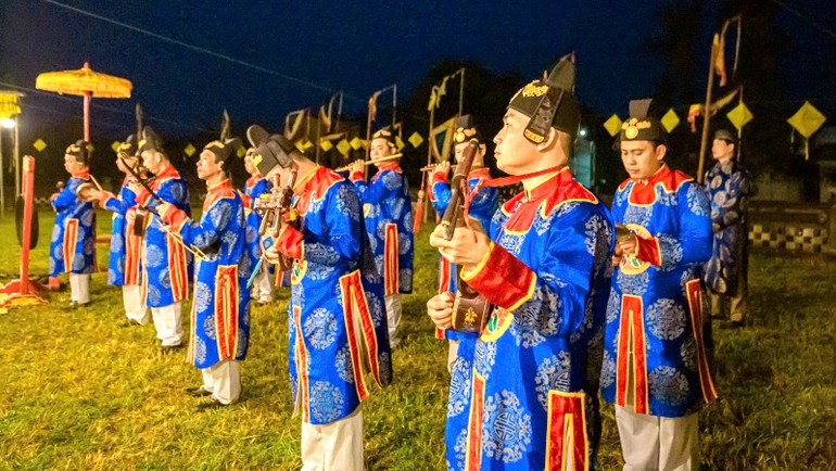 Lễ tế Đàn Xã Tắc năm nay có hơn 150 diễn viên đến từ Đoàn Nghệ thuật cung đình Huế cùng hàng trăm người dân Cố đô và du khách tham quan.