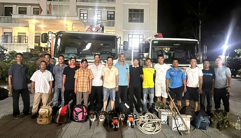 Cán bộ, công nhân viên của Trung tâm Công viên cây xanh Huế ngay trong đêm 8/9 đã xuất phát ra Hà Nội hỗ trợ khắc phục bão số 3.